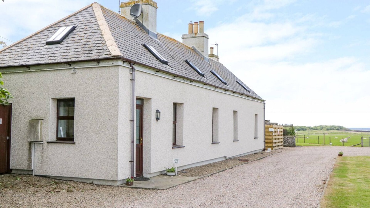 Hunspow Cottage | 1 THURDISTOFT FARM COTTAGE, pet friendly, with open fire in Thurso