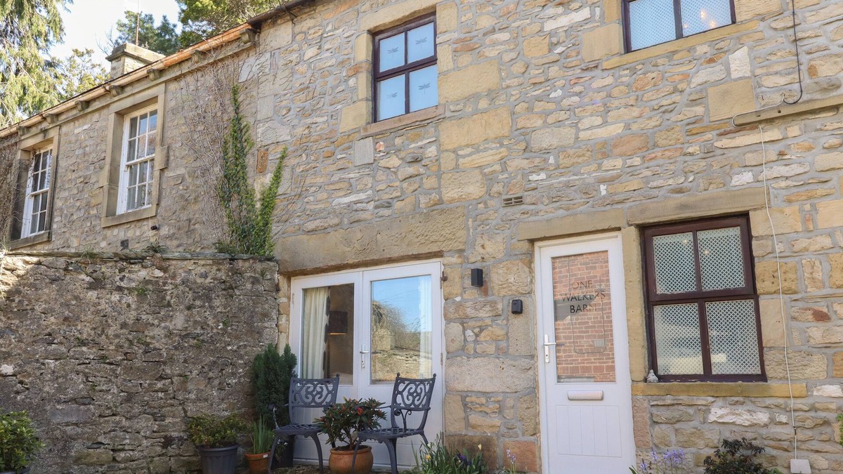 Giggleswick Cottage | 1 WALKERS BARN, pet friendly, with a garden in Settle