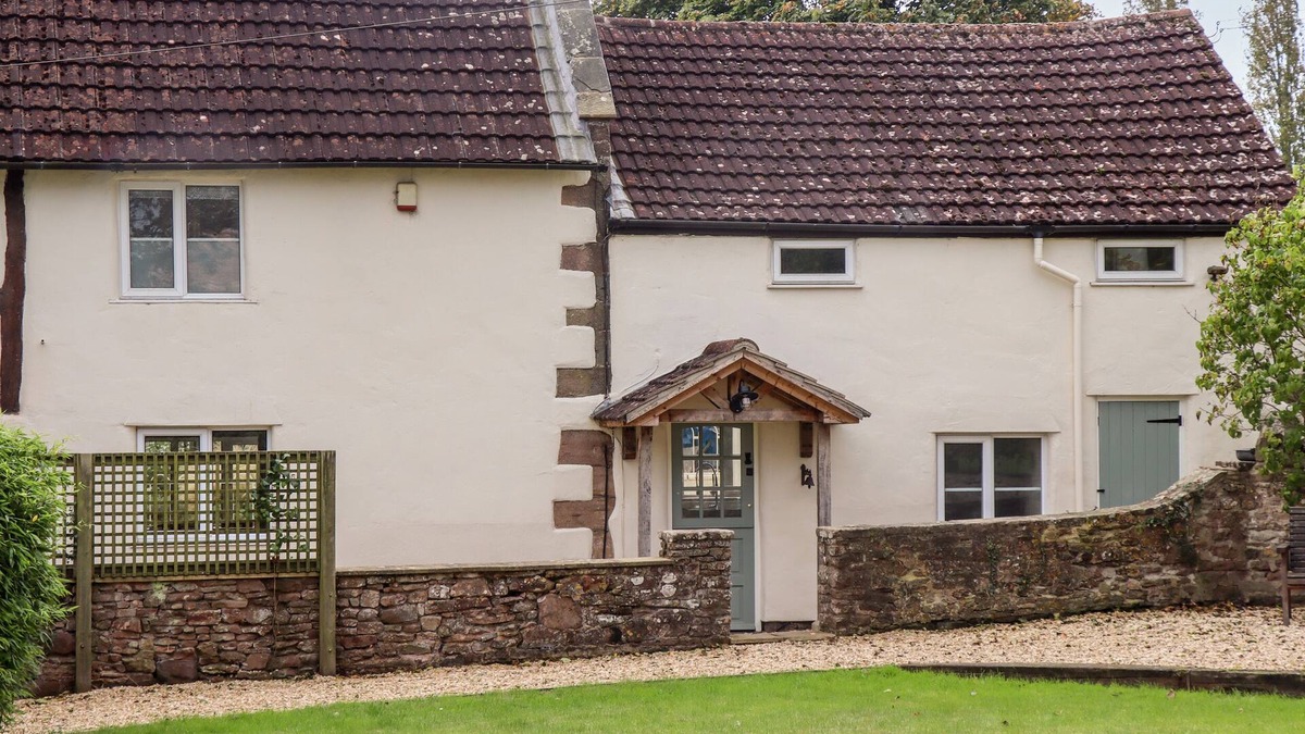 Bromsash Cottage | 1 WHITE HOUSE COTTAGES, pet friendly, with open fire in Lea