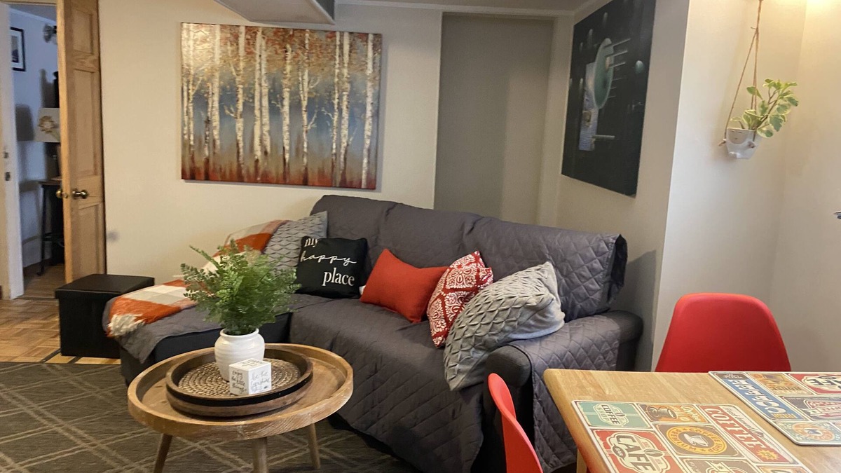 Franklin Park Apartment | 10-15 MIN FROM O'HARE CHICAGO-LOVELY 3BEDROOMS GARDEN APARTMENT