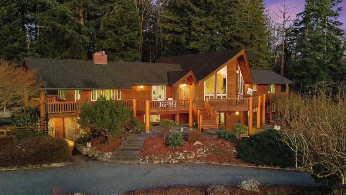 Sedro-Woolley House | 10-Acre Lodge Retreat with Fire Pit + Game Yard