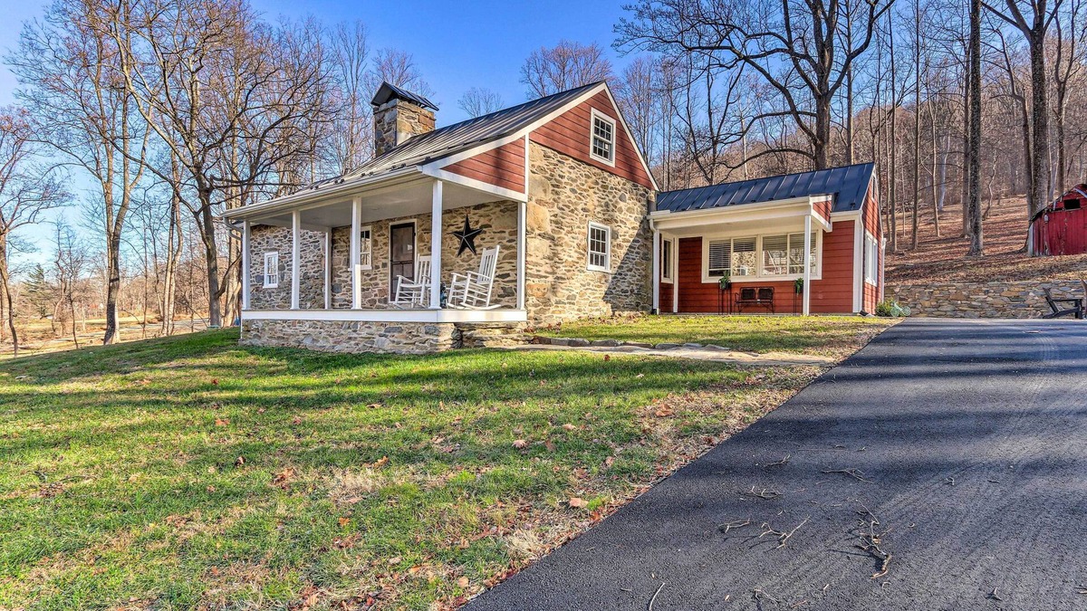 Purcellville Cabin | 10-Acre Sanctuary w/ Hot Tub, Fire Pit & View