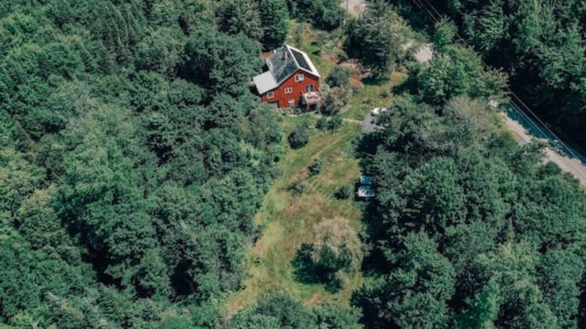 Wolcott House | 10 Acres w FirePit, HotTub, Near Stowe/Lake Elmore