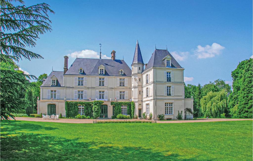 Allonne House | 10 Bedroom Cozy Home In Allonne