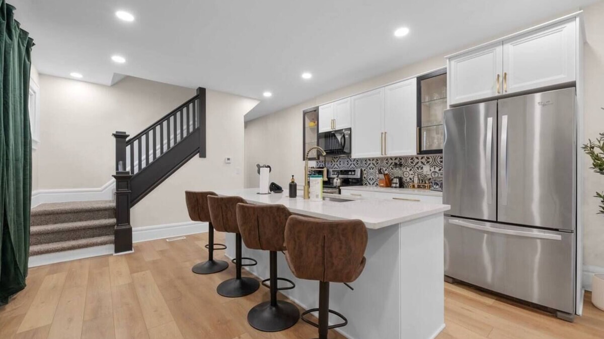 Glen Echo House | 10-Bedroom Escape with Fenced Yard and Games