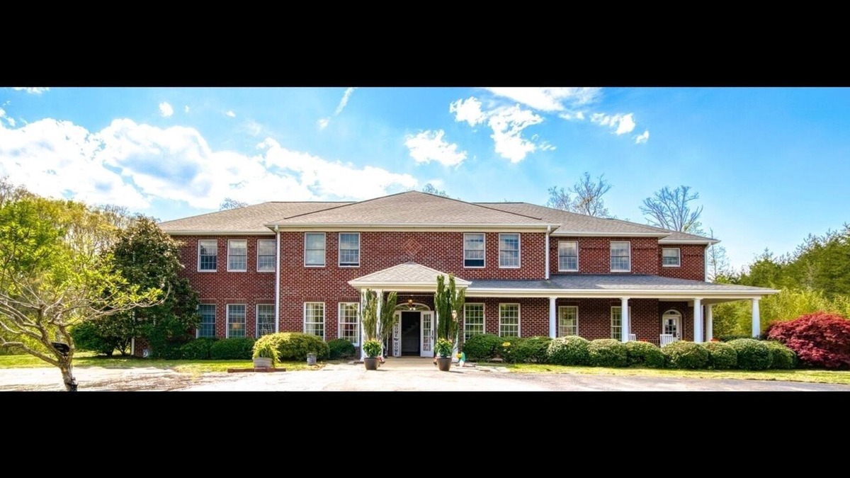 Merrimac House | 10 bedroooms/baths, 4 mi from VT