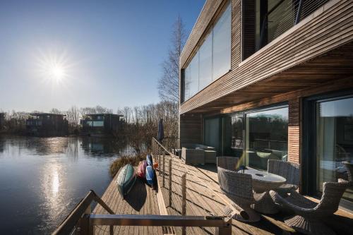 Lechlade House | 10 Bowmoor Edge By Birch Stays