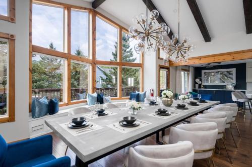 The Blue Mountains Ski Chalet | 10 Br with Large Hot tubs 130 Proj Screen FirePit