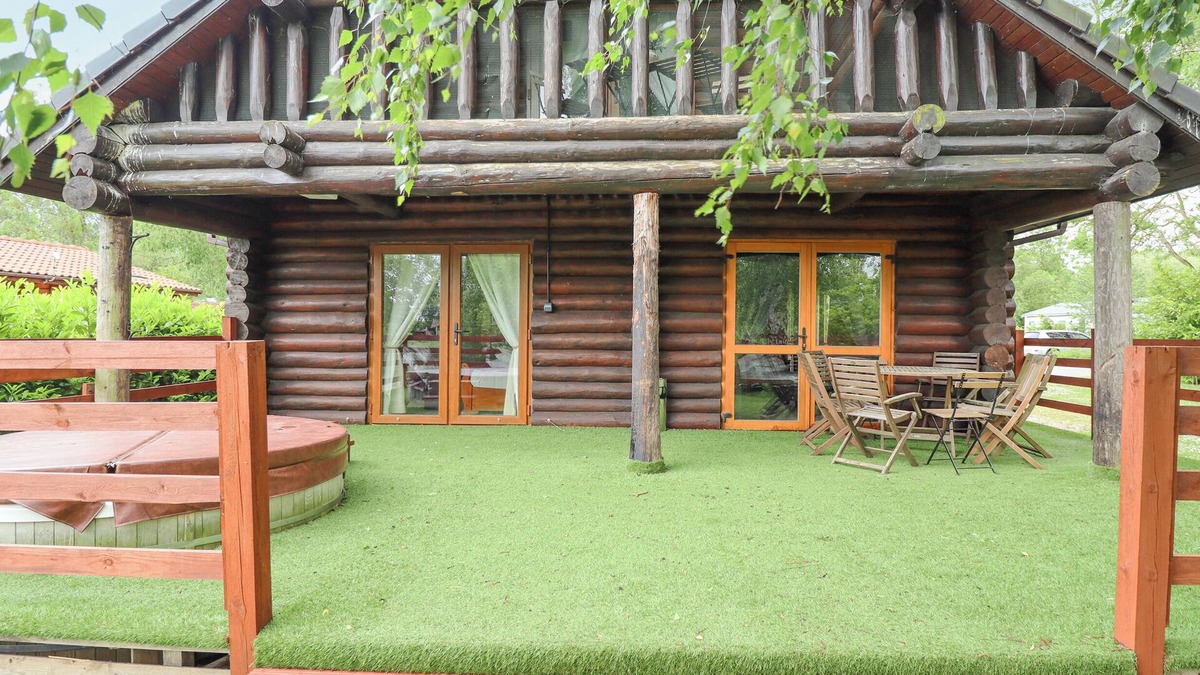 Tattershall Cottage | 10 DUCK LAGOON, pet friendly, with hot tub in Tattershall