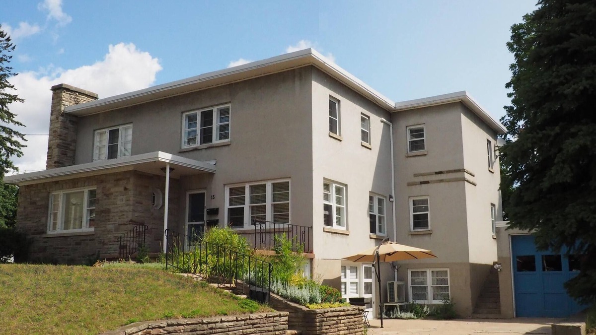 Barrie Apartment | 10% Flash Sale! Bright & Airy Apartment: Lovely Backyard & Off Street Parking!