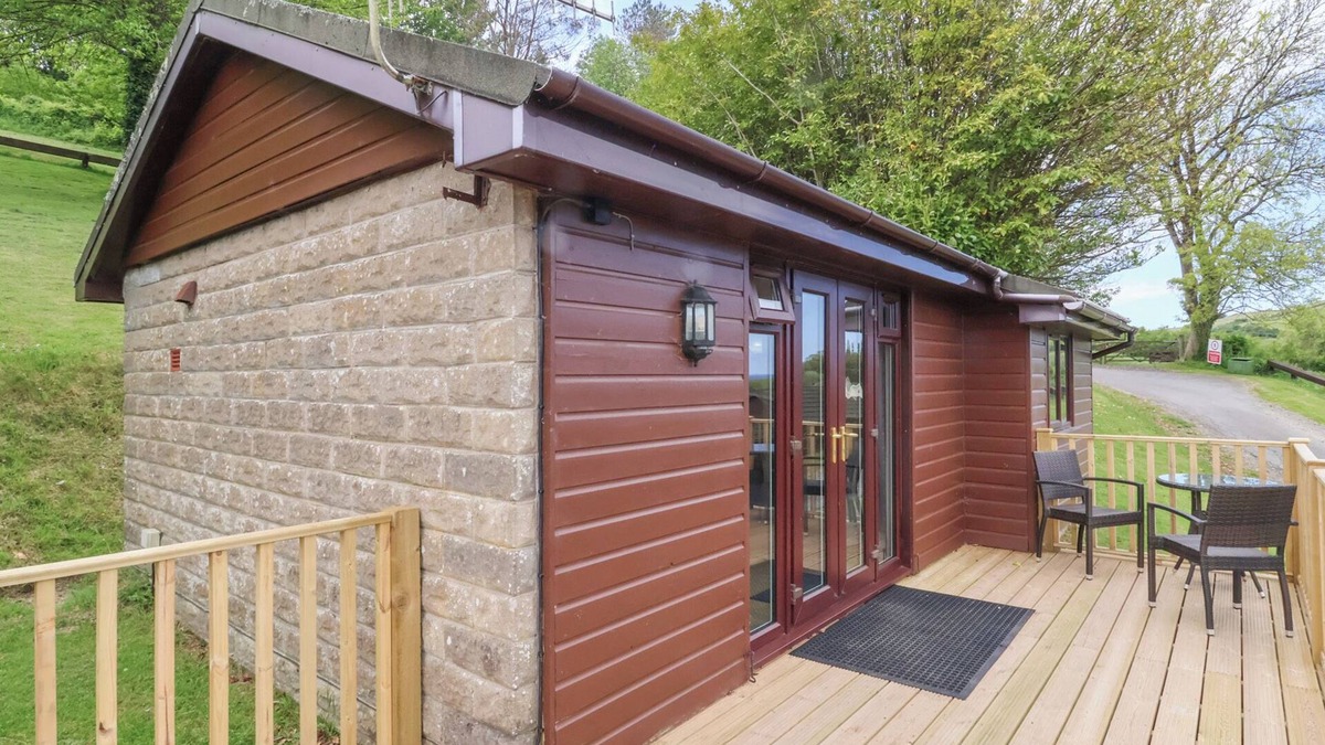 Combe Martin Cottage | 10 MANLEIGH PARK, pet friendly, with a garden in Combe Martin