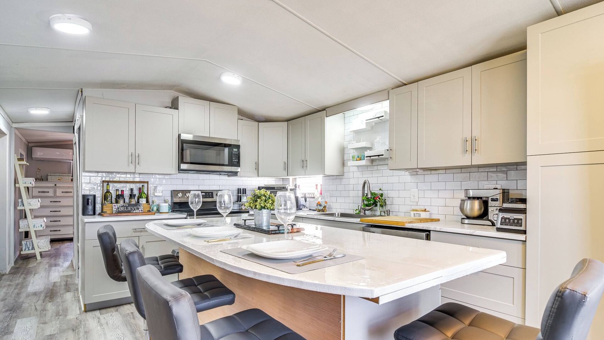 Largo House | 10 Mi to Beaches: Home w/Pool Access in Largo!