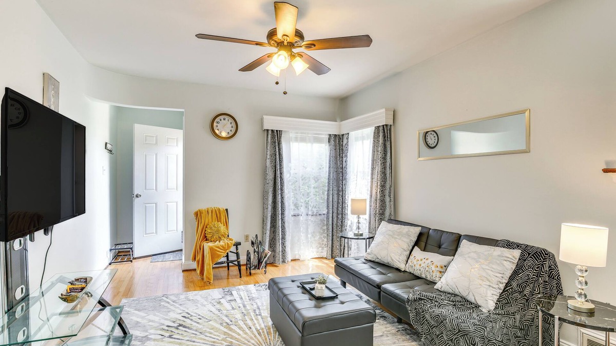 Beverly Hills Apartment | 10 Mi to Downtown St Louis: Convenient Apartment!