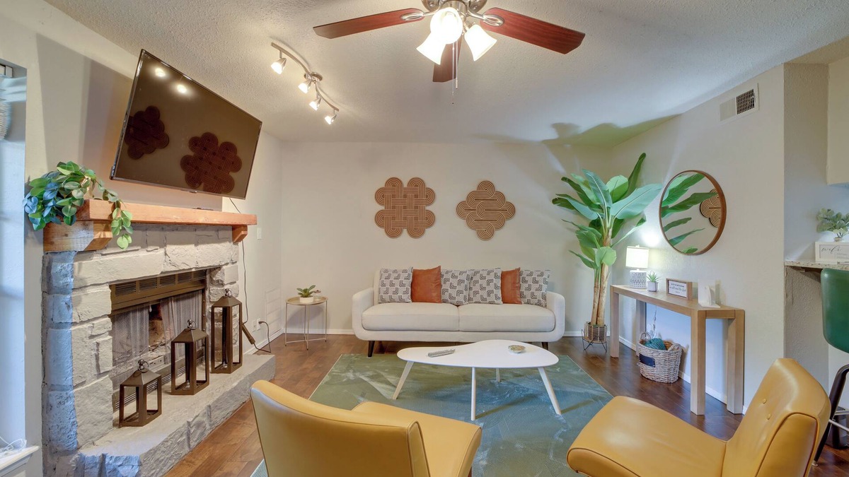 South Tulsa Condo | 10 Mi to Dtwn Tulsa: Condo w/Pool Access!
