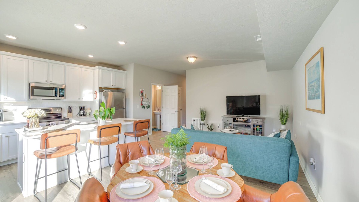 Kentwood House | 10 Mi to Grand Rapids: Modern Townhome!