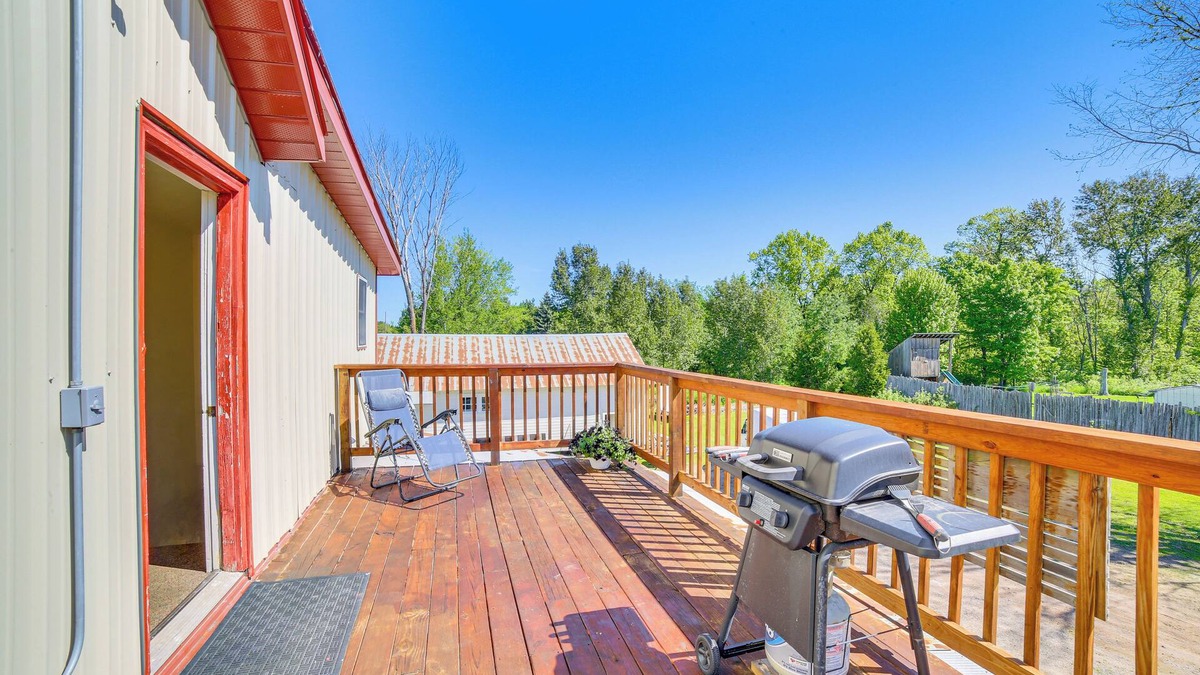 Rumely House | 10 Mi to Lake Superior: Eben Junction Townhome!