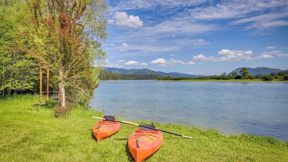 Newport Cabin | ~ 10 Mi to Newport: Pend Oreille Riverfront Cabin