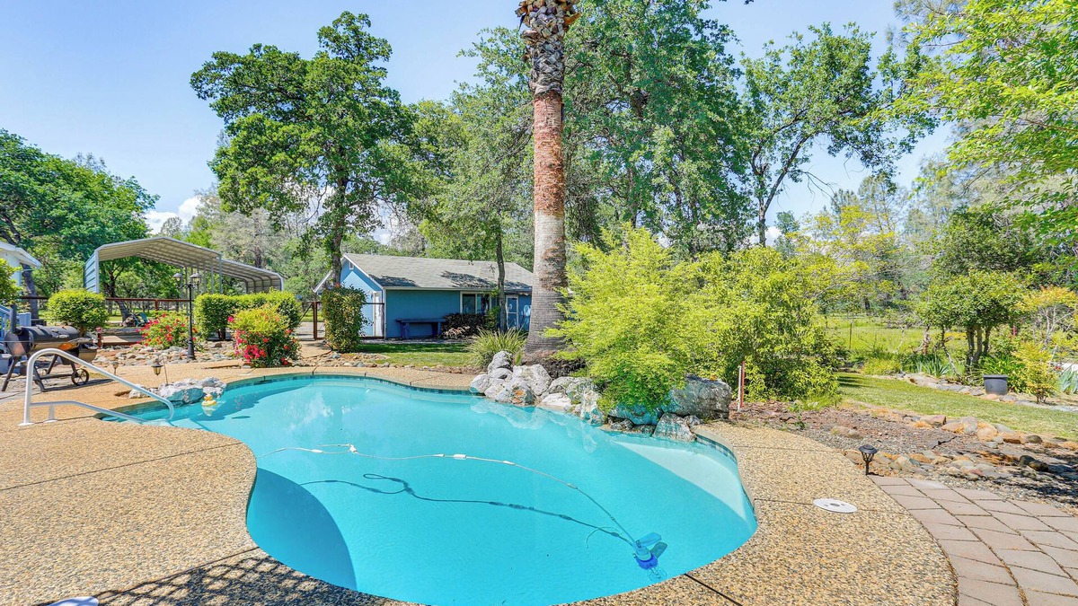 Happy Valley House | 10 Mi to Redding: Serene Escape w/Spacious Yard!