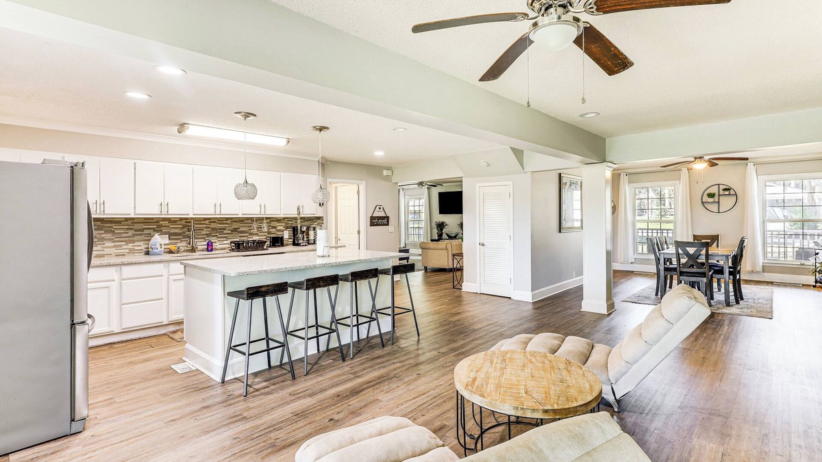 Country Club Estates House | 10 Mi to St Simons Island: Home w/Screened Porch