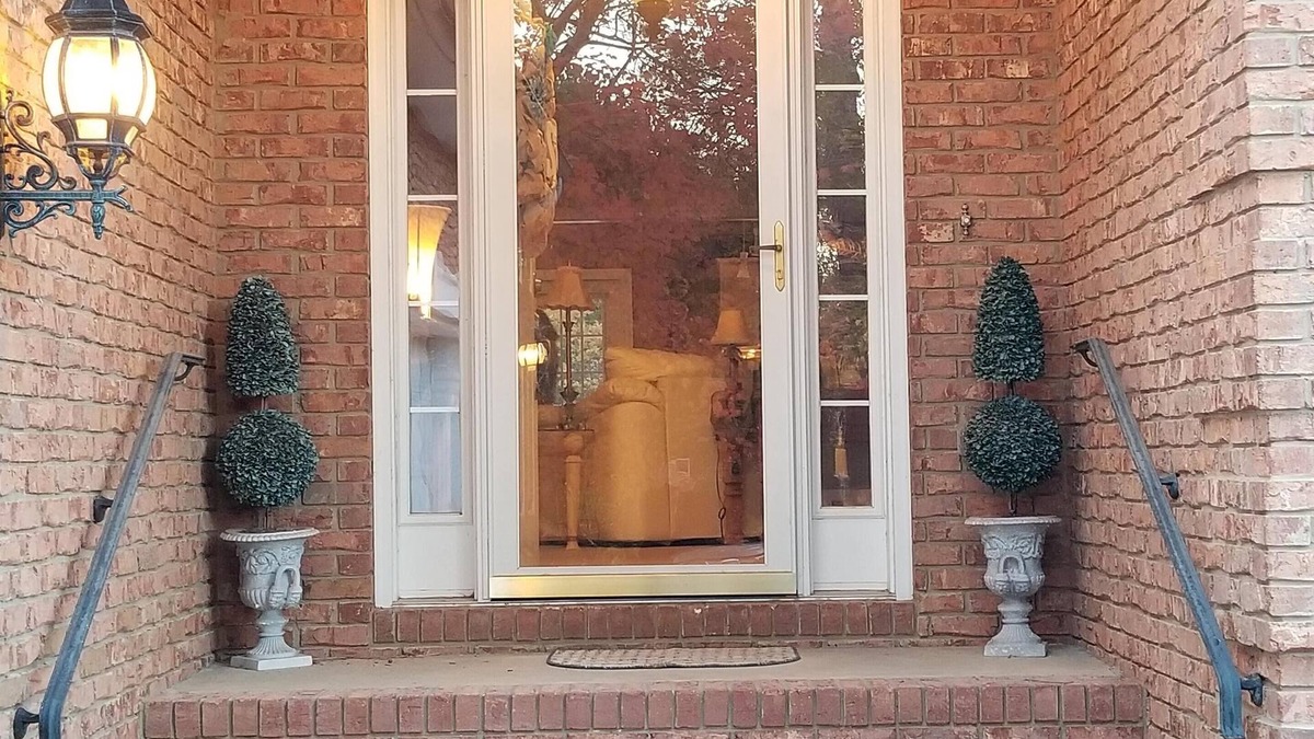 Macon House | 10 miles from downtown yet at the lake!