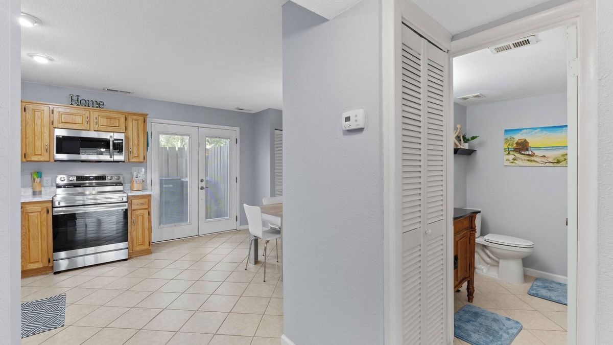 Ono Island House | 10 min away from beach 2-bedroom townhome in wonderful Pensacola with WiFi, AC