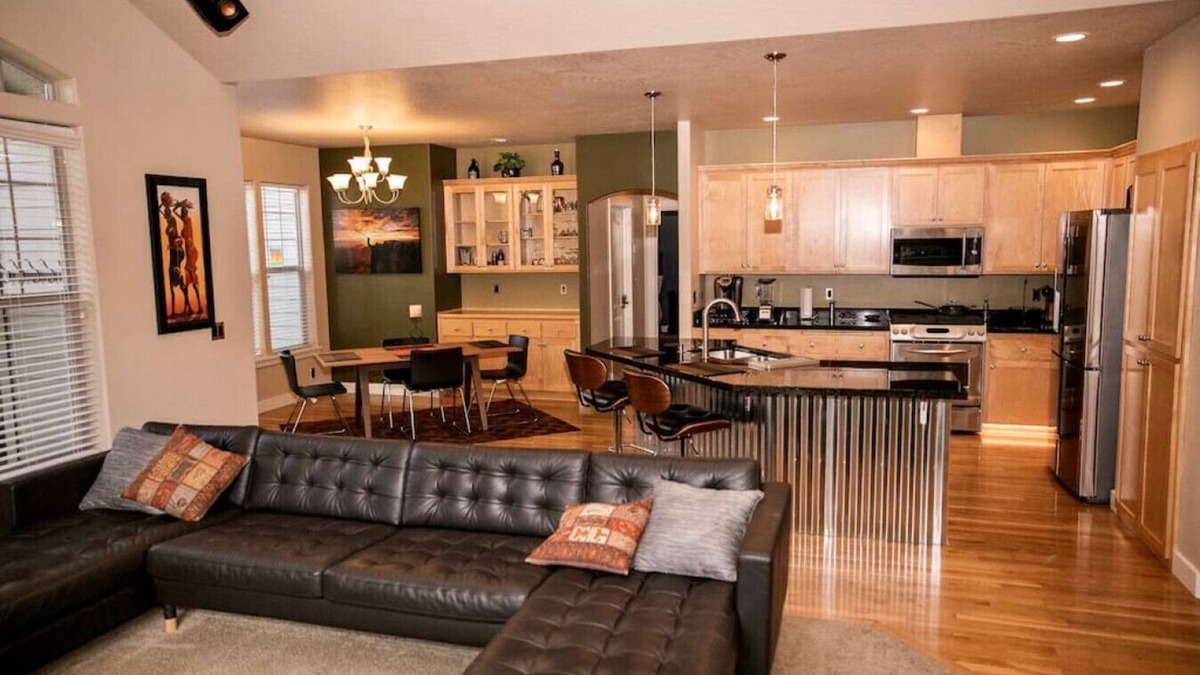Alvadore House | 10 Min From The Airport & 15 Min From The U of O