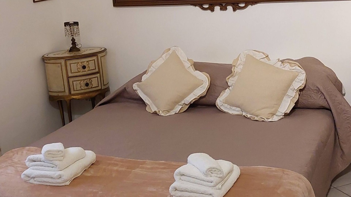 Rezza House | 10 min from the sea! Chic and retro home sleeps 4 + double sofa bed!