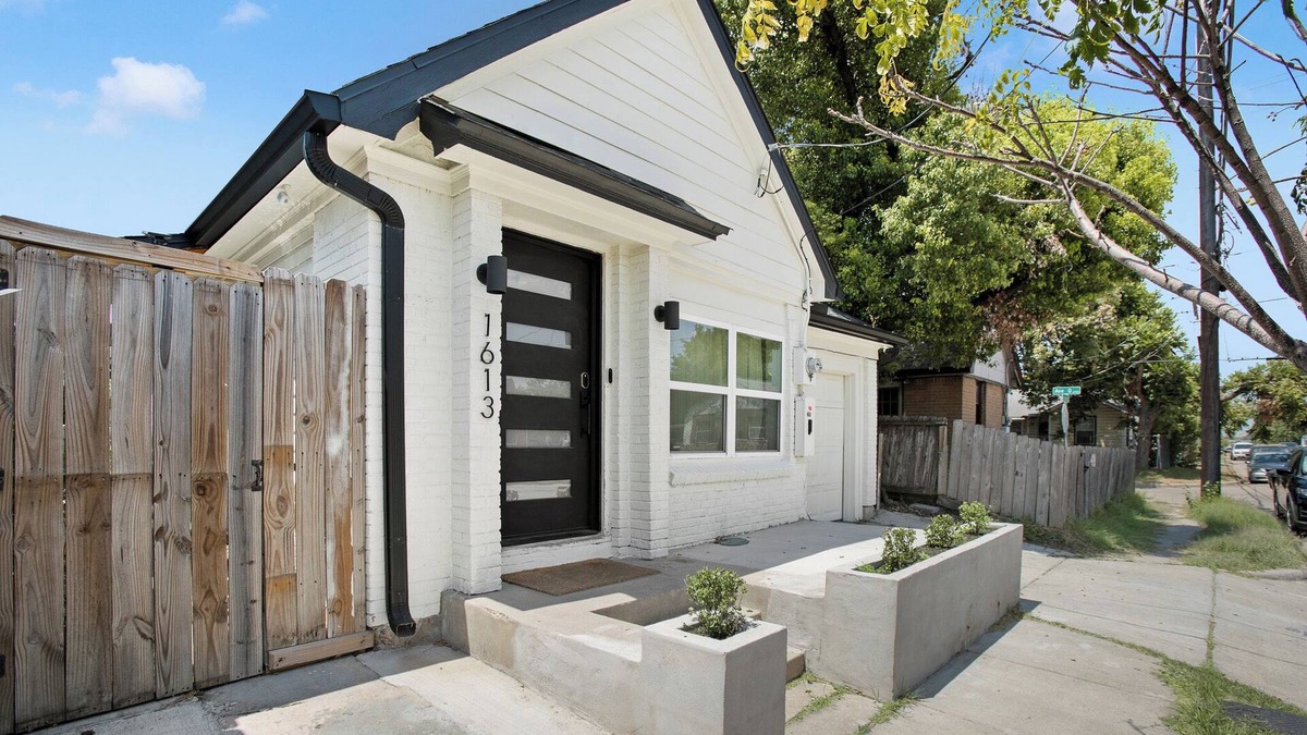 Greater East End House | 10 Min to Downtown - La Casita Blanca Retreat