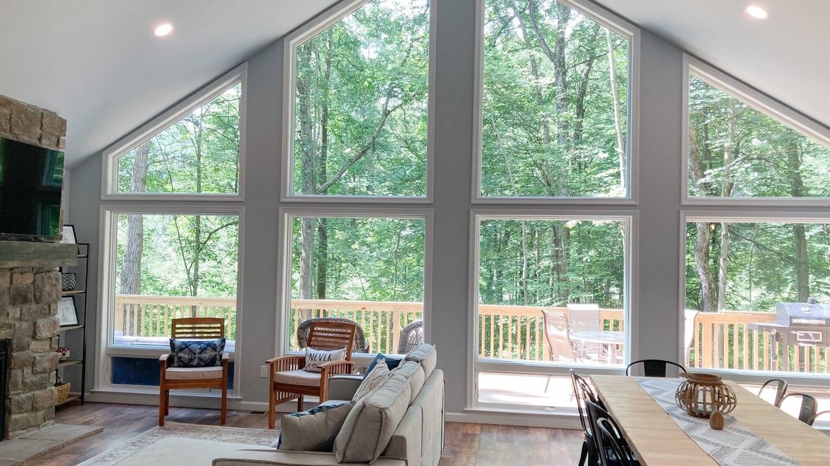 Nesquehoning Cabin | 10 min to Jim Thorpe -Private, new cabin with pond 4 Bedroom, 3 bath, sleeps 10