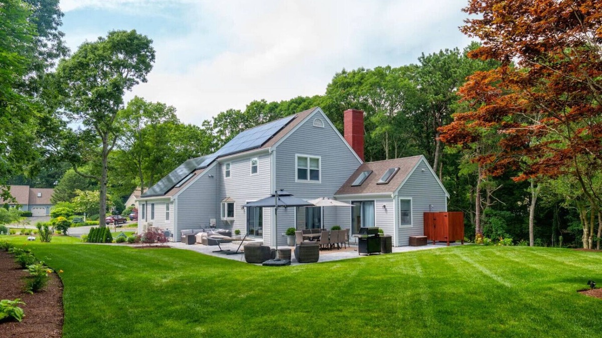 Silver Beach House | 10 min to Old Silver Beach; 20 min to Woods Hole