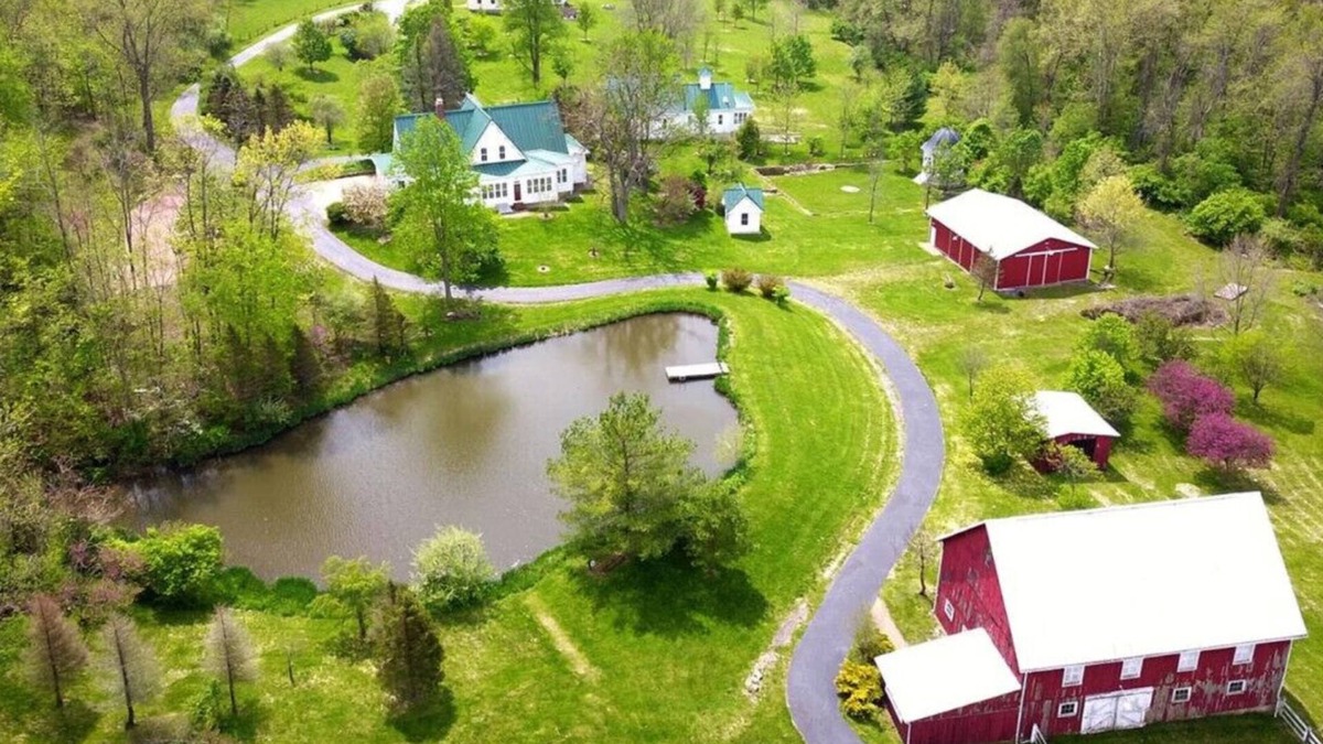 Hillsboro House | 10 min to Rocky Fork Lake ⏐ Gorgeous Peaceful Farm for Large Groups - two houses