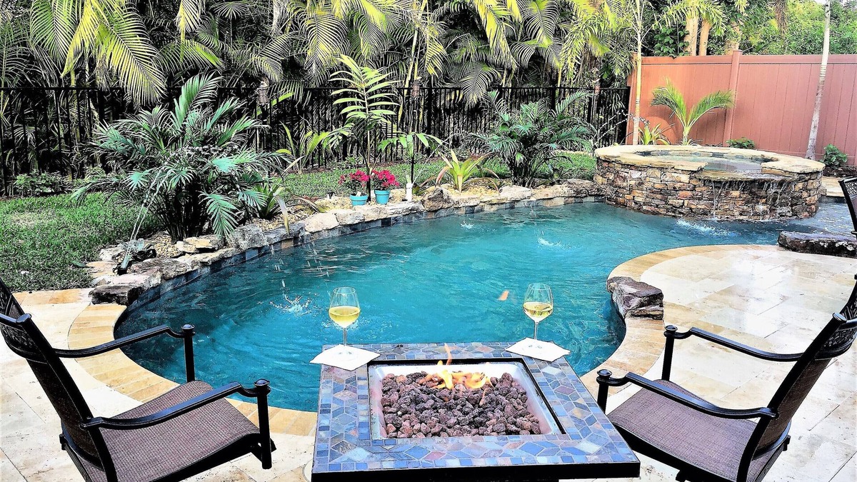 Naples Park House | 10 min walk to Beach, Spacious, Family Friendly,Resort Pool