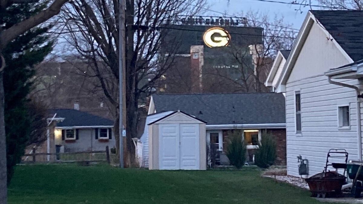 Ashwaubenon House | 10 min walk to Lambeau and Titletown