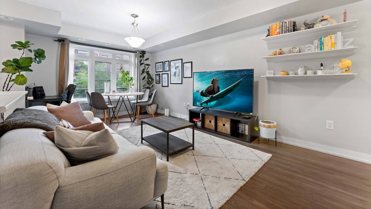 North York Condo | 10 min YYZ and Yorkdale Mall | Townhouse w/ 2 Heated Parking Spots