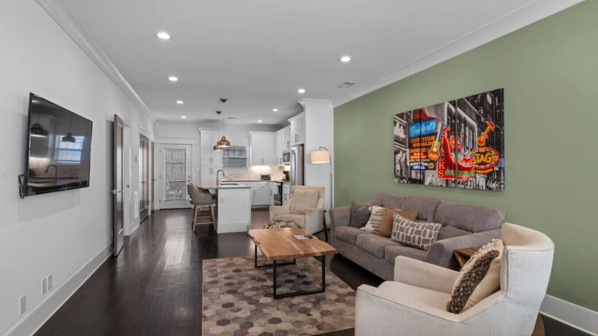 Charlotte Park House | 10 Mins To Broadway - Unwind in Style