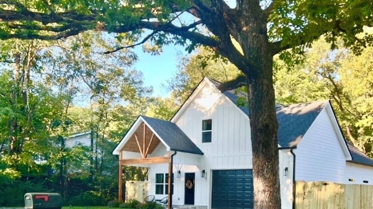 Lupton City House | 10 mins to Downtown Lux House, Hot Tub, Pet Friendly, Fenced Back Yard