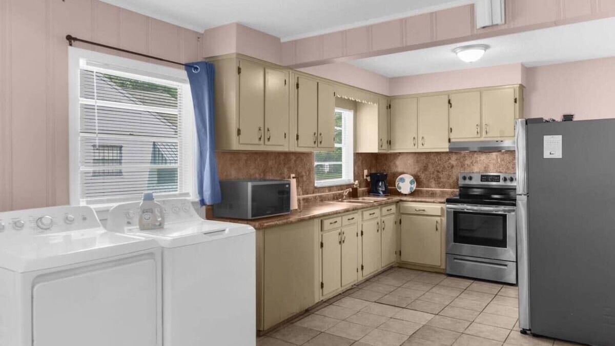 Shannon House | 10 Mins to Legion Field Stadium- Blushing Bungalow