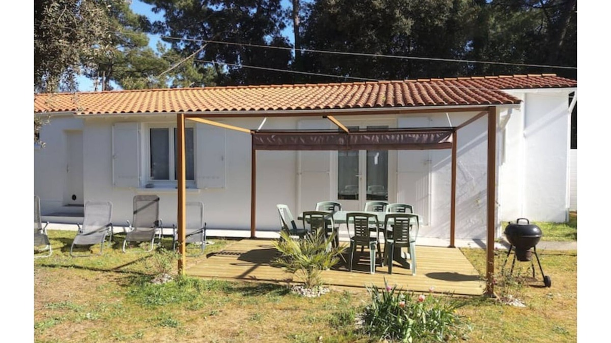 Domino House | 10 minutes walk from the beach, in a garden, house for 8 people
