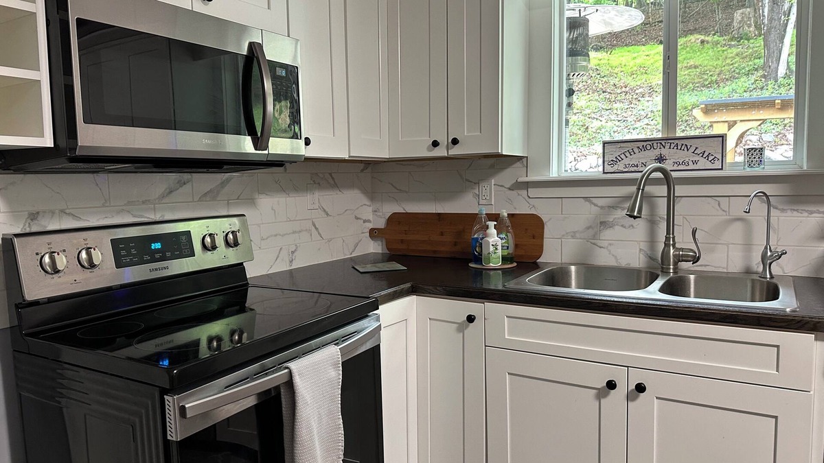 Moneta House | 10-minute drive from the shores of Smith Mountain Lake! Lakehouse with hot tub!