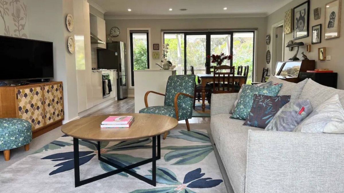 Canadian House | 10 minute walk to Sovreign Hill beautifully decorated lake access Close to CBD