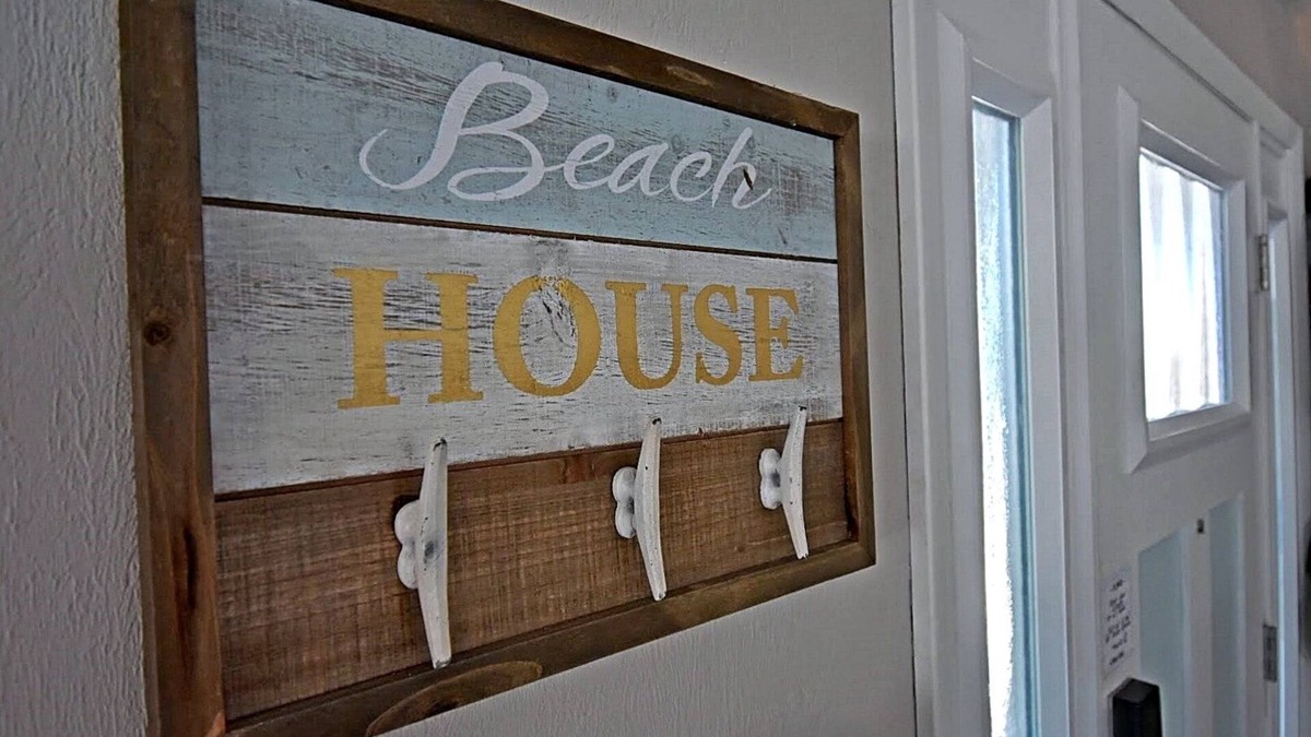 Ortona Park House | 10 minute WALK to the BEACH - Renovated!