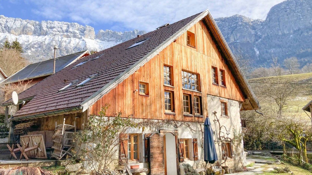 Dingy-Saint-Clair Ski Chalet | 10 minutes from Lake Annecy, charming cabin-style chalet