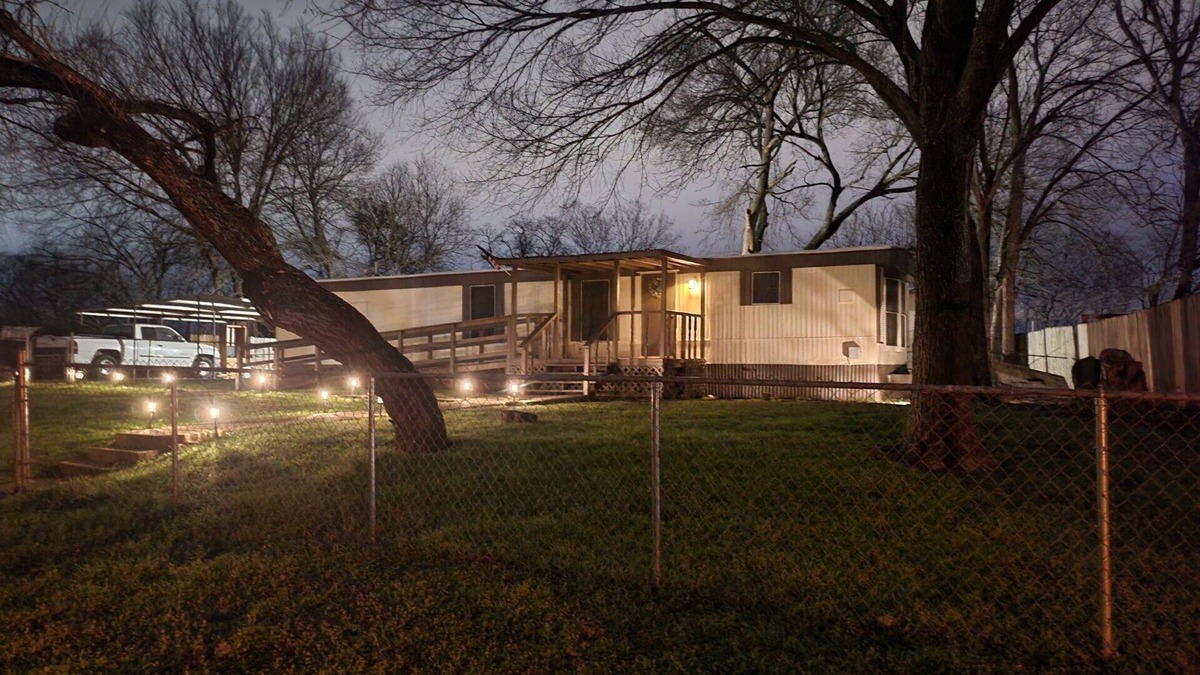Del Valle House | 10 minutes from Austin Airport COTA Tesla Expo. Prefect for Austin travels!