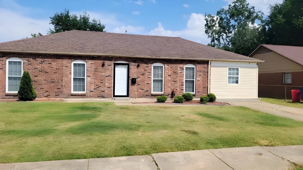 West Memphis House | 10 minutes from downtown Memphis. 4 bed 2 bath with a den and living room.