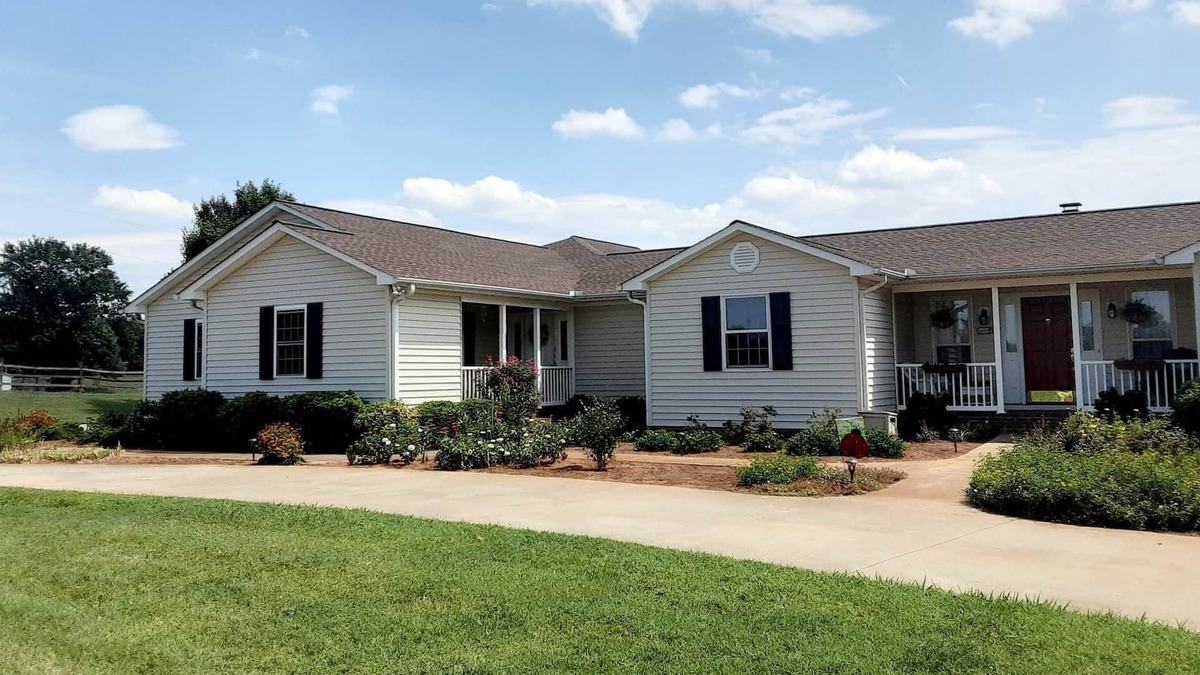 Roebuck House | 10 Minutes from I-26, perfect stop with lg yard and pool (in season)
