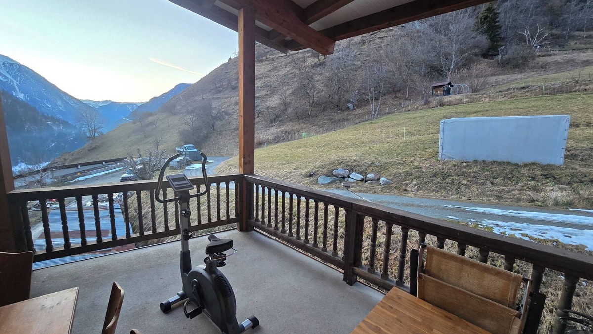 Saint-Pierre-de-Clages Apartment | 10 minutes from Verbier