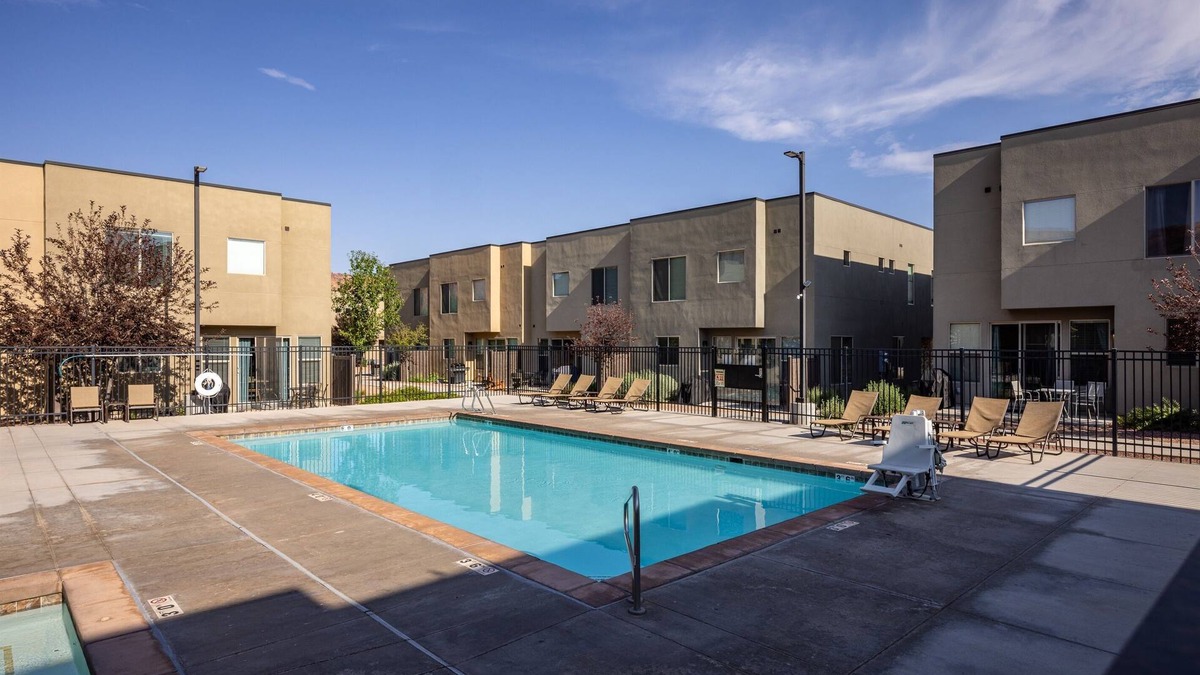 Moab House | 10 Minutes to Arches NP I Close to Downtown Moab | Garage I Pool and Hot Tub