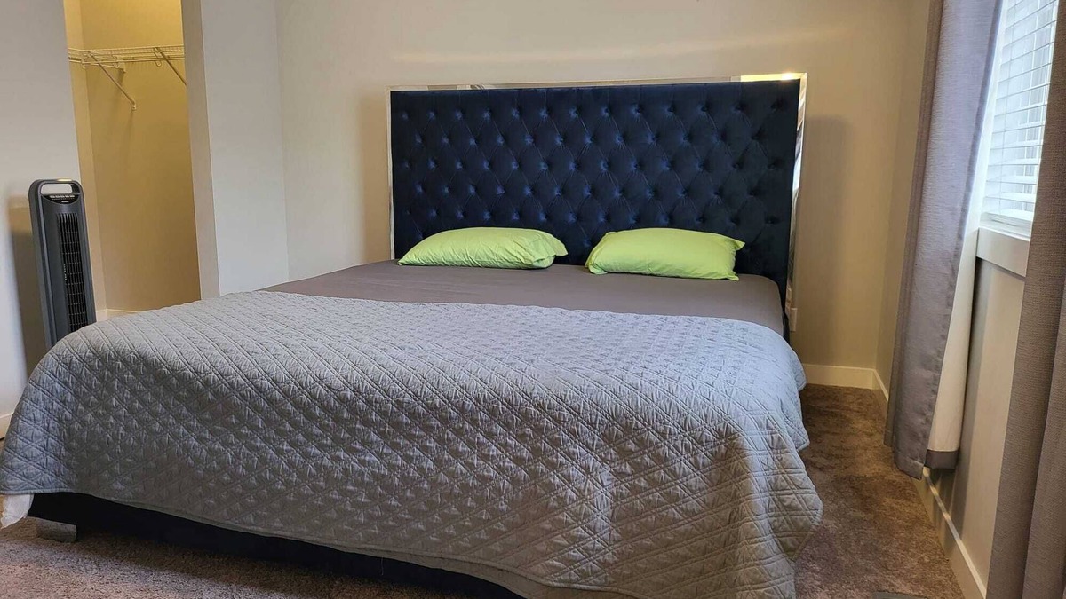 Calgary House | 10 minutes to the airport. family sized town house, close by convenient stores