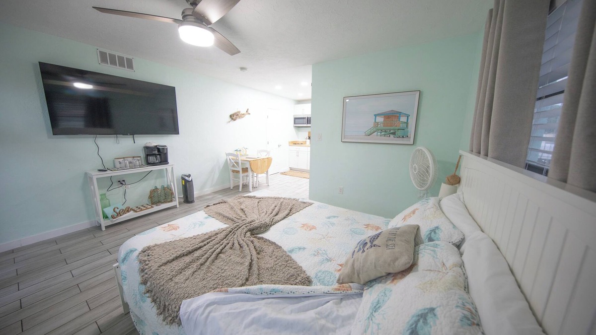 Southgate Apartment | 10 Minutes to the Beach Charming Studio