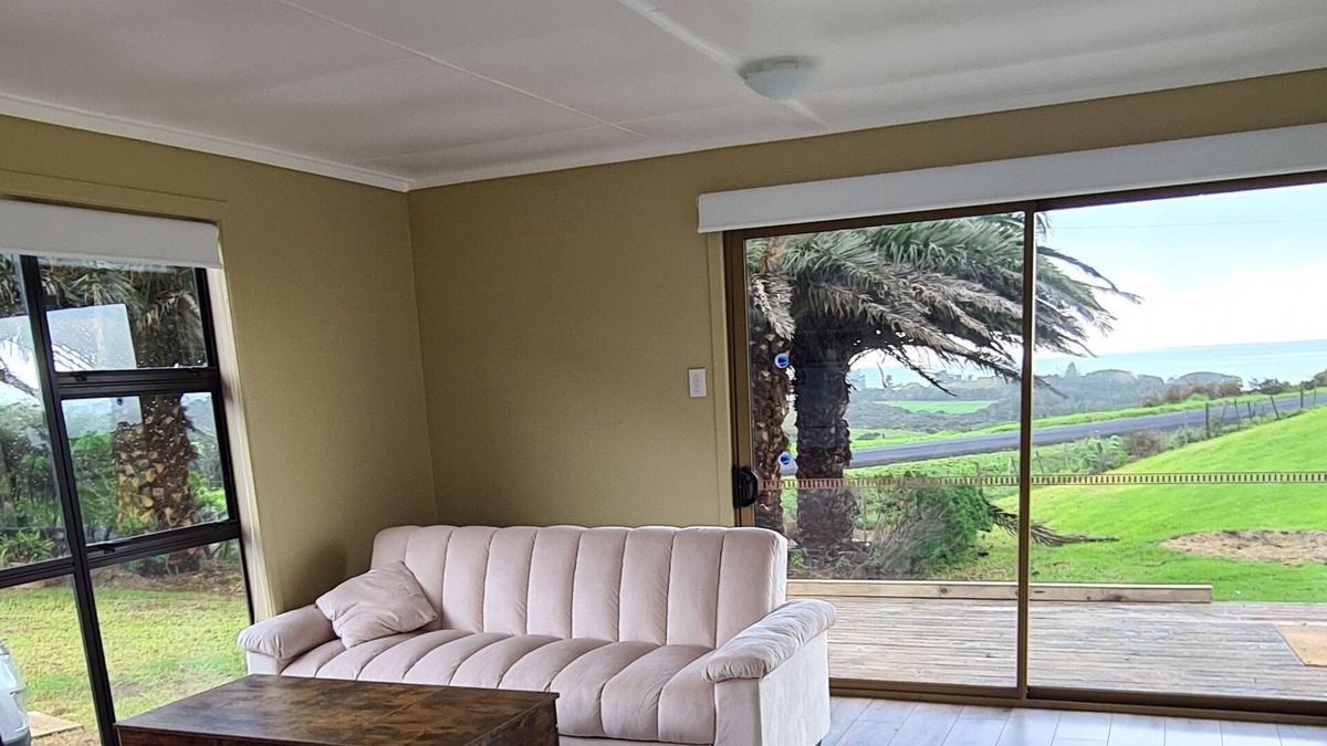 Awhitu Cottage | 10 minutes to the beach! Cozy bach with 180 degree sea view.